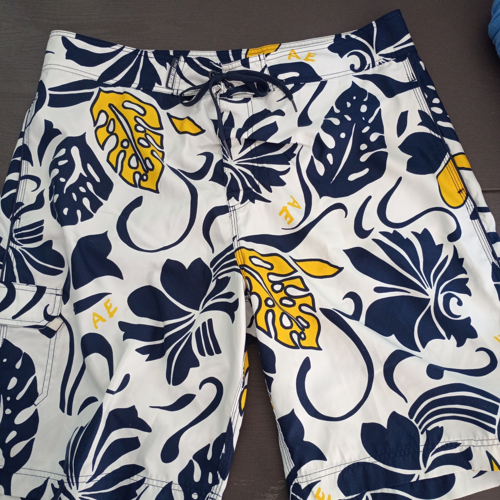 American Eagle Outfitters Men's 38 Navy and Yellow Board Or Skate Shorts